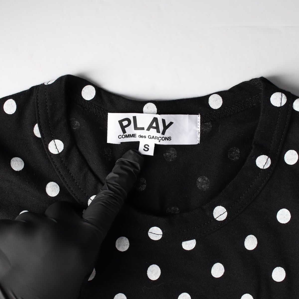 꼼데가르송 플레이 23SS PLAY 도트 패턴 하트 로고 코튼 긴팔 티셔츠 상세 이미지 3