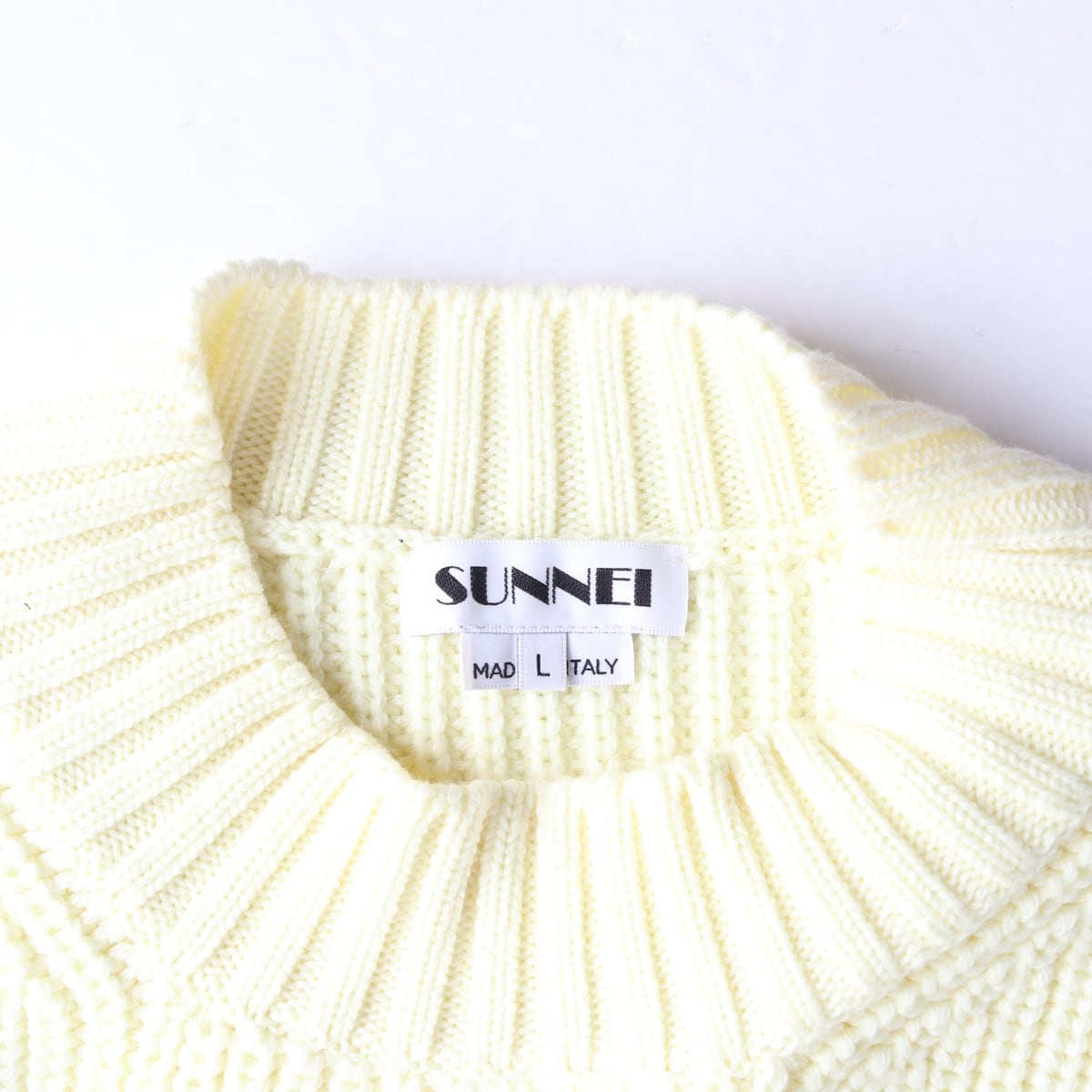 써네이 22FW 버진 울 라운드넥 반소매 니트 스웨터 상세 이미지 3