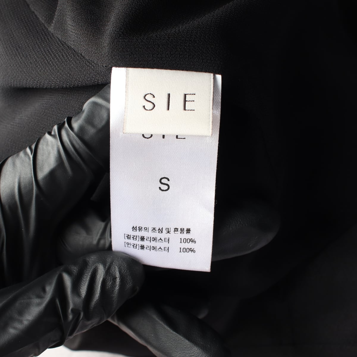 시에 SIE 23SS 스퀘어넥 베이직 슬리브리스 탑 블랙 상세 이미지 3