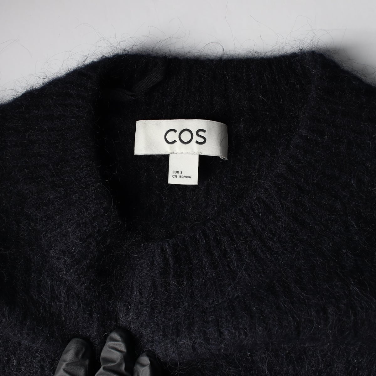 코스 23FW 오버핏 울 블렌드 라운드넥 니트 스웨터 상세 이미지 3