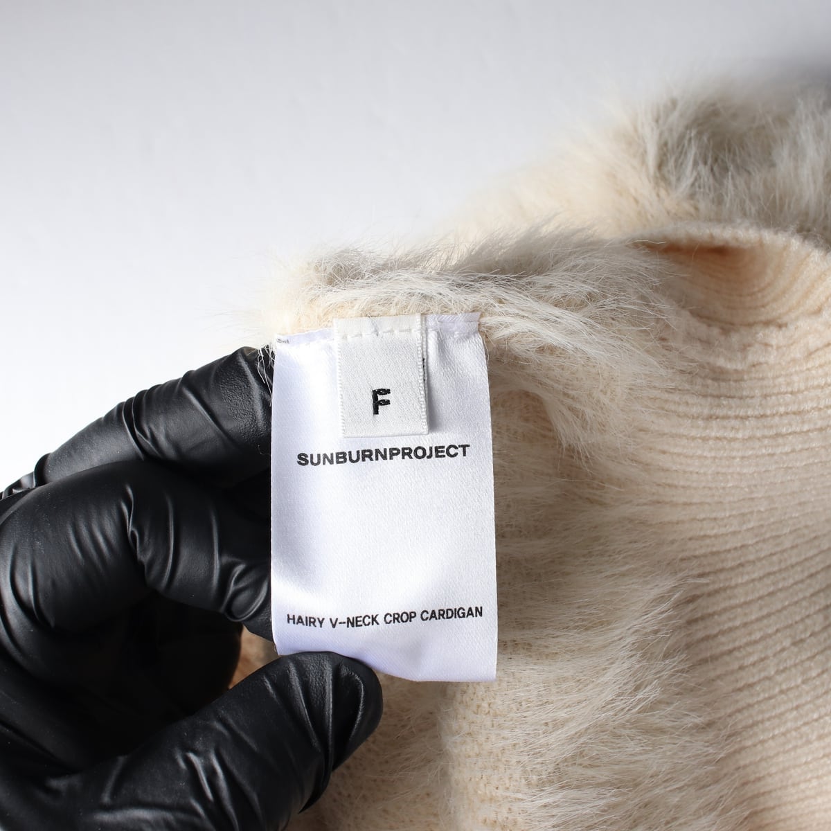 썬번프로젝트 25FW 헤어리 브이넥 크롭 가디건 크림 상세 이미지 4