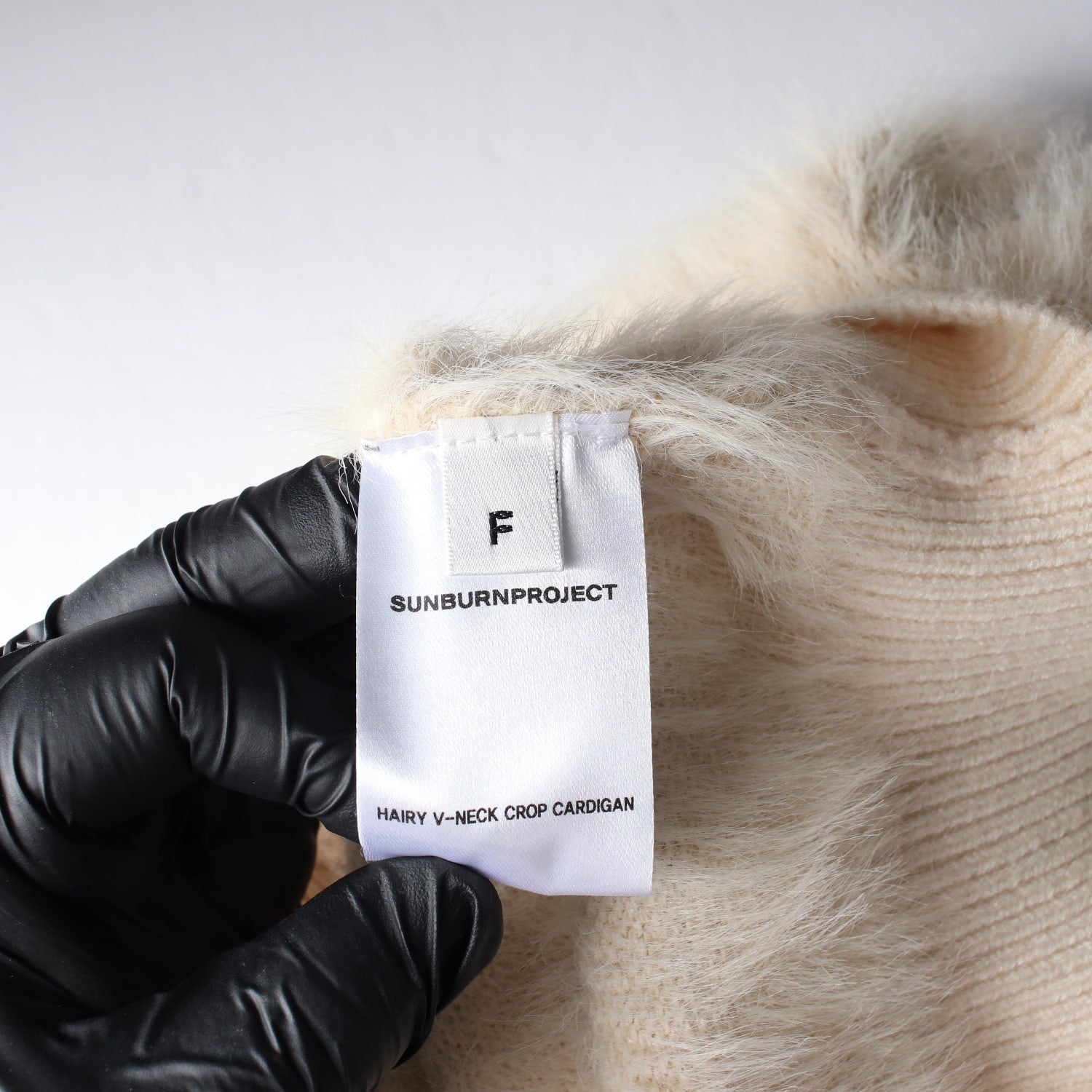 썬번프로젝트 25FW 헤어리 브이넥 크롭 가디건 크림 이미지 4