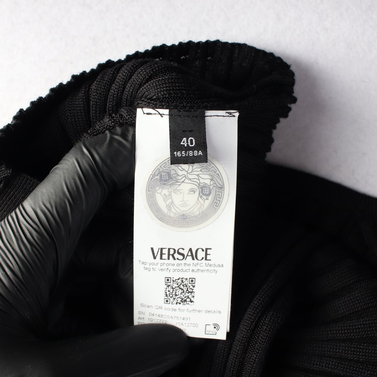 베르사체 24FW 세이프티 핀 스쿱 크롭 리브드 니트 가디건 블랙 상세 이미지 4