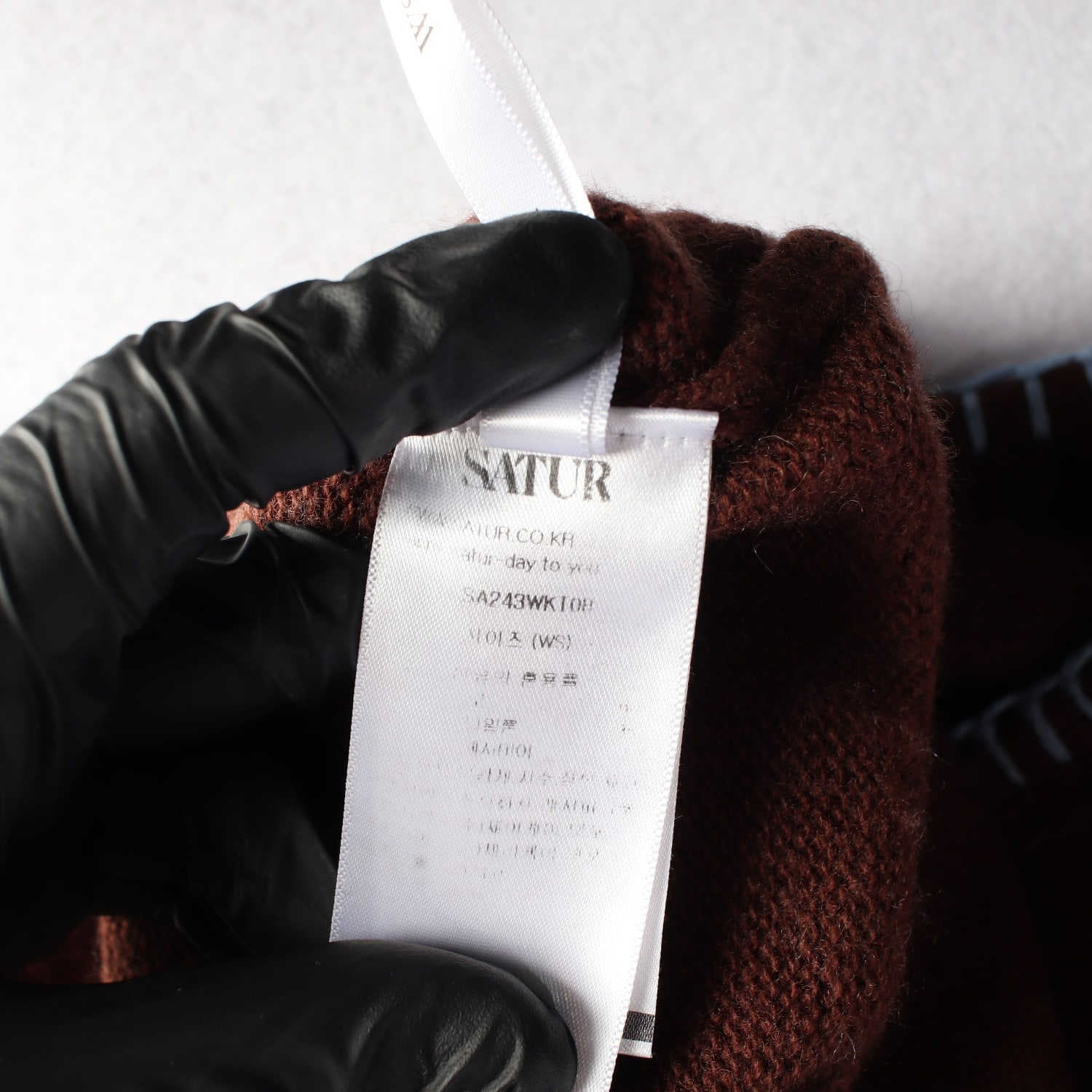 세터 24FW 콘트라스트 스티치 세미 크롭 니트 브라운 이미지 4
