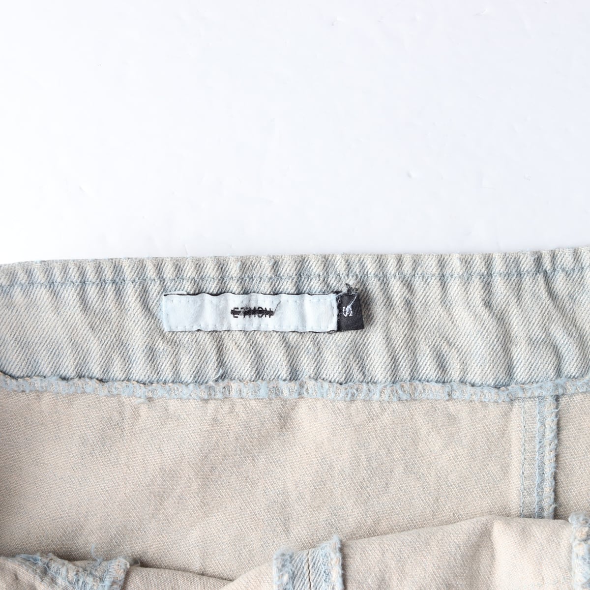 에트몽 24SS Denim Strap Top 데님 스트랩 탑 슬리브리스 라이트블루 상세 이미지 3