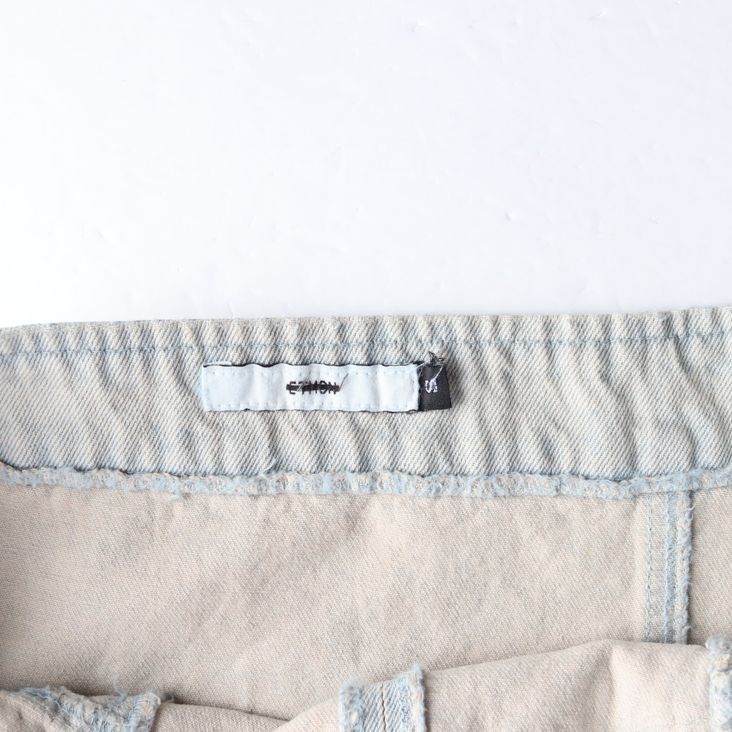 에트몽 24SS Denim Strap Top 데님 스트랩 탑 슬리브리스 라이트블루 이미지 3