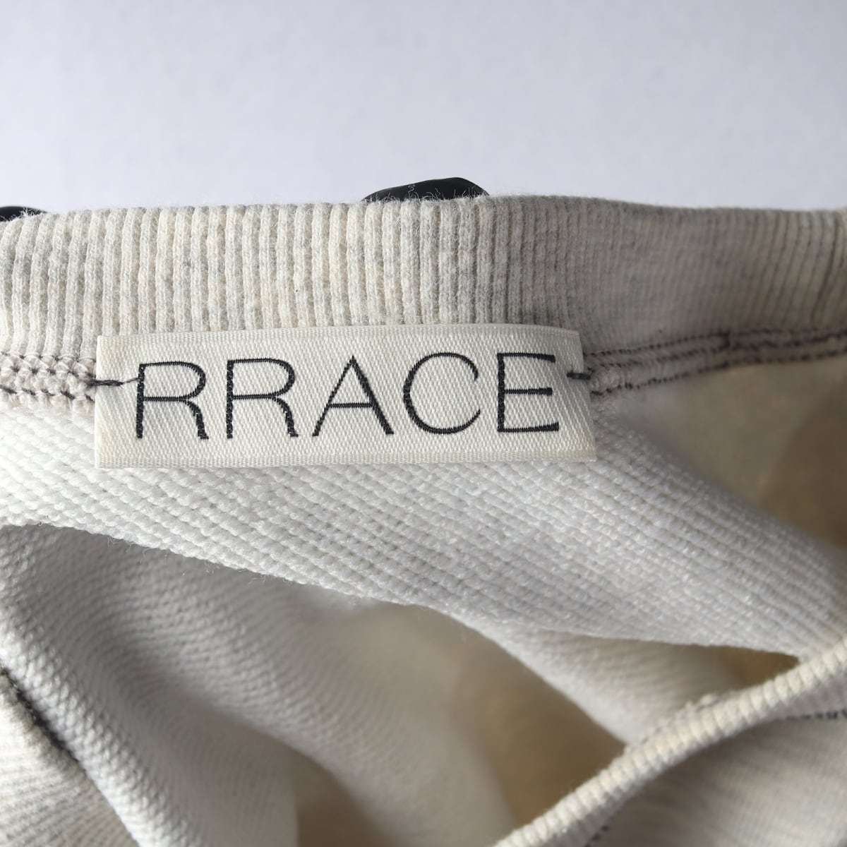 레이스 RRACE 스티치 디테일 로고 자수 스웨트셔츠 맨투맨 멜란지 상세 이미지 3