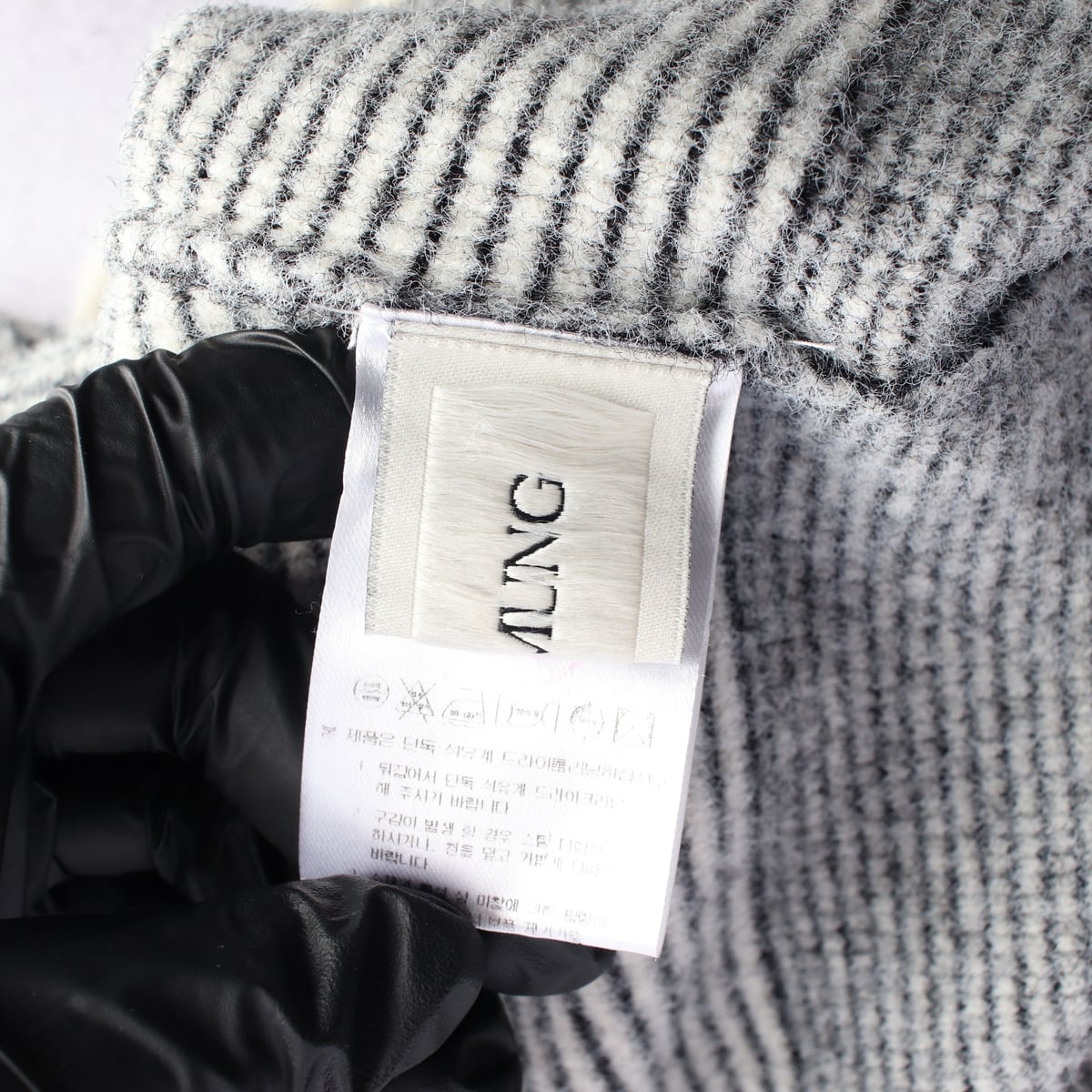우마뭉 23FW 스트라이프 하이넥 니트 스웨터 상세 이미지 3