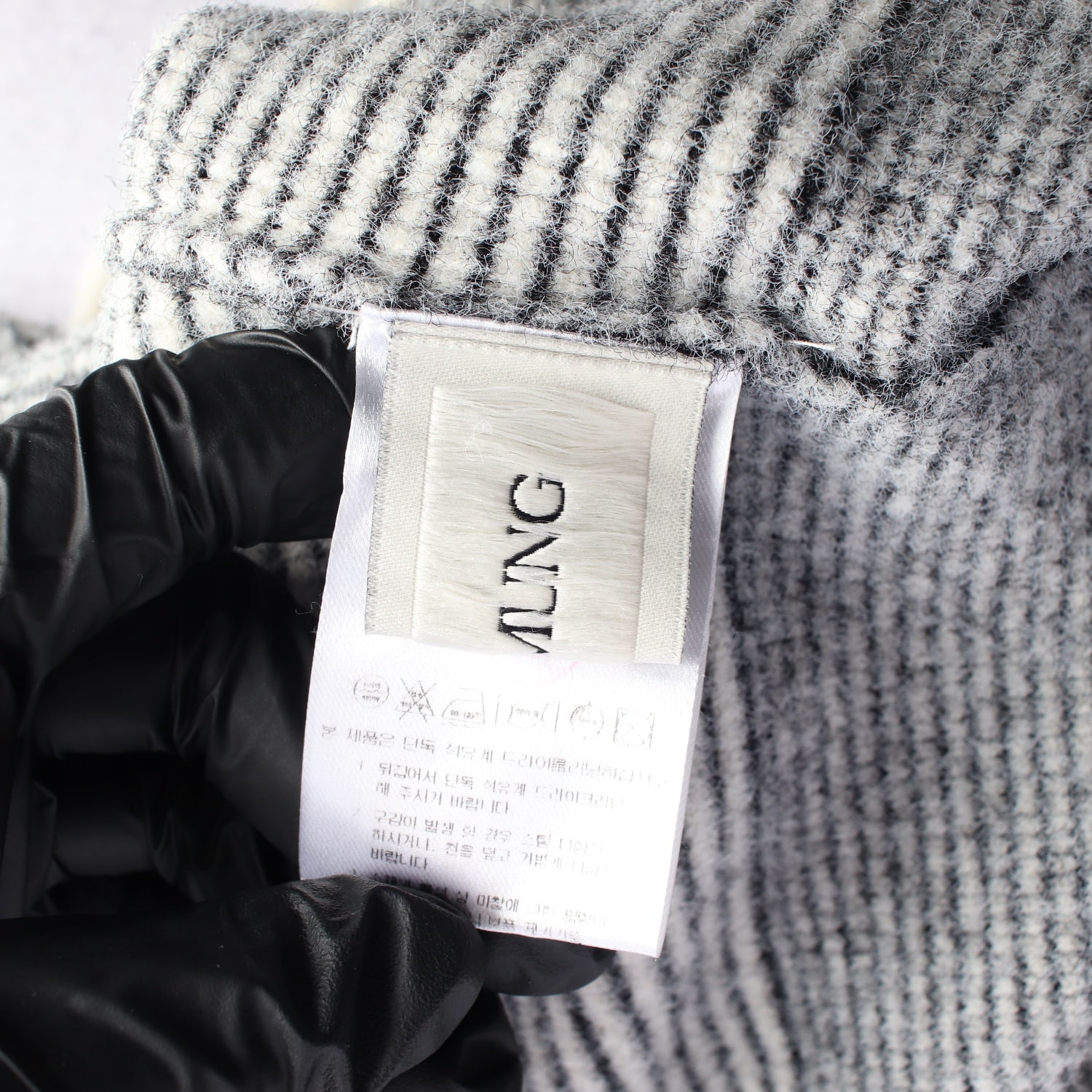 우마뭉 23FW 스트라이프 하이넥 니트 스웨터 이미지 3