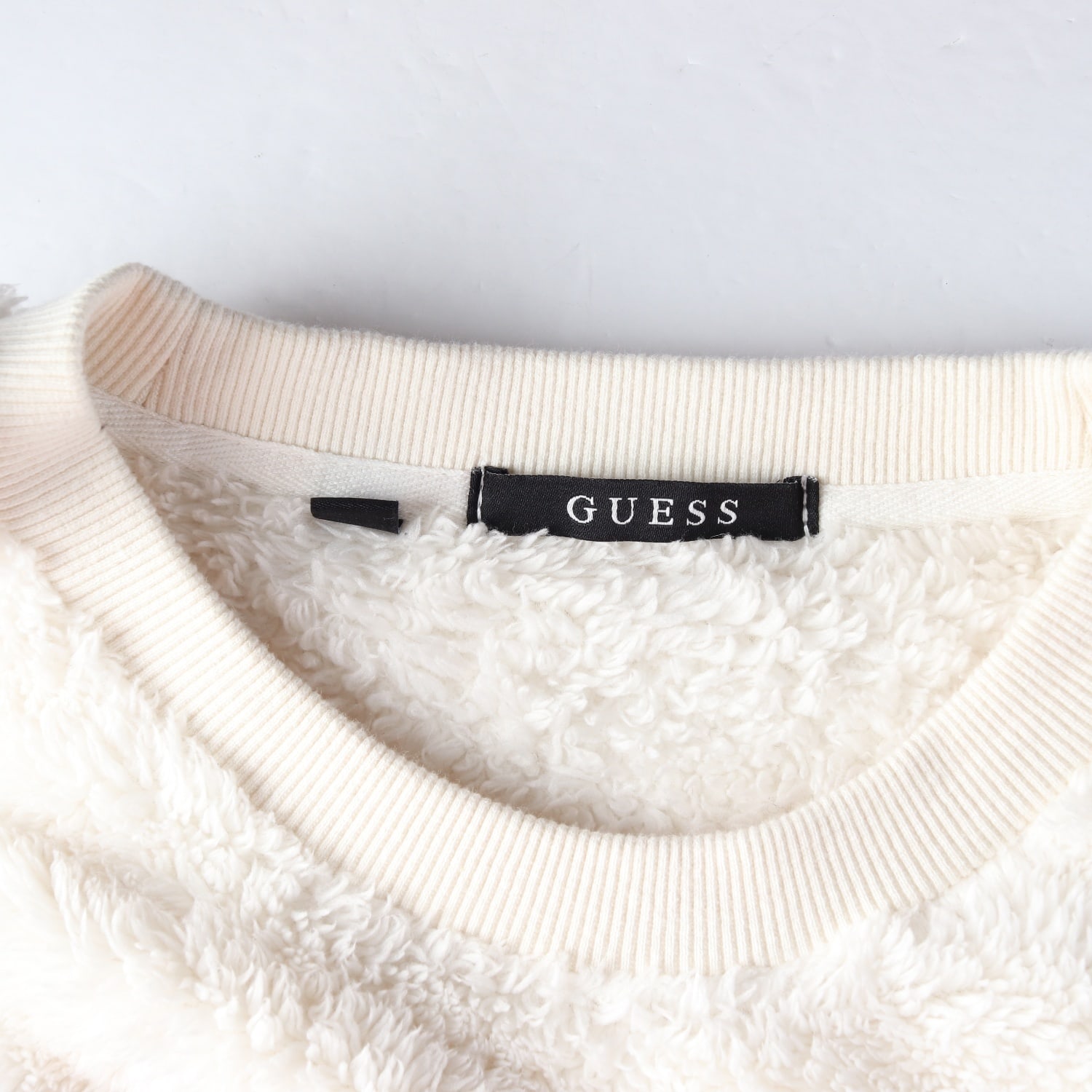 게스 22FW 플리스 로고 자수 몽실이 맨투맨 이미지 3