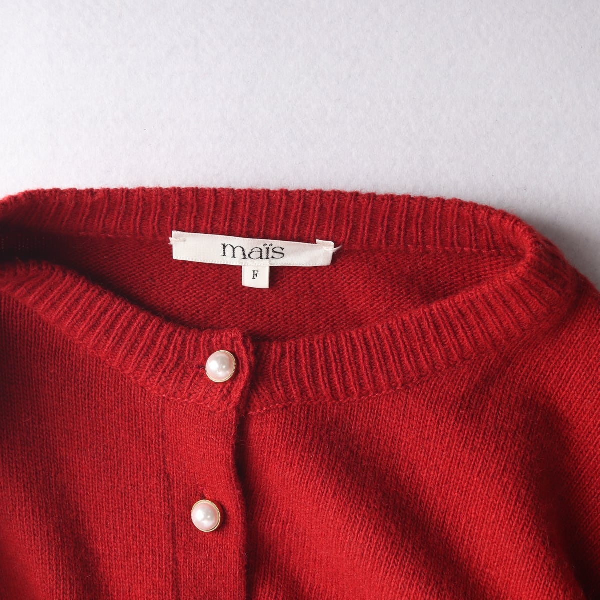 마이스 23FW 로고 자수 진주 버튼 울 라쿤 블렌드 가디건 상세 이미지 3