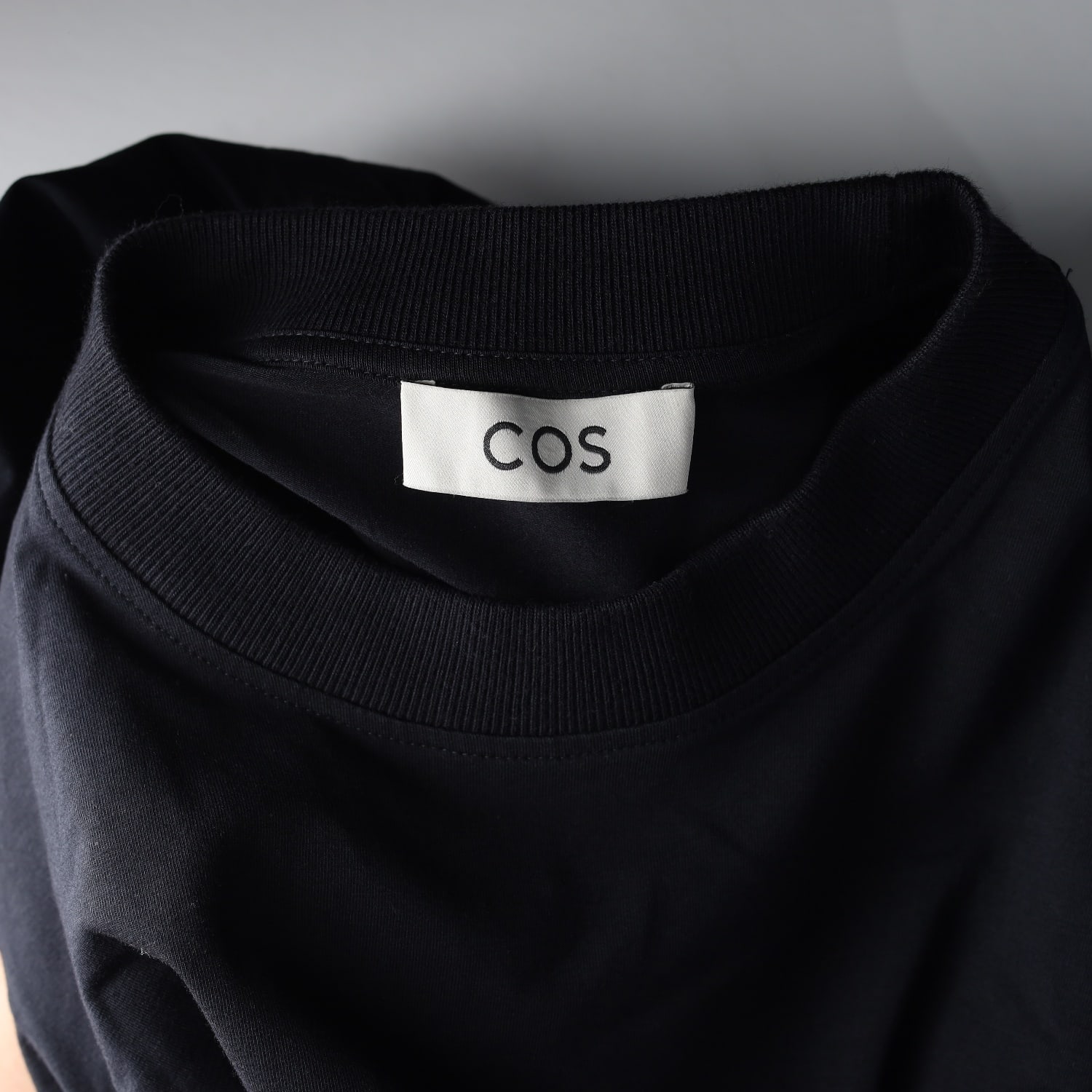 코스 21FW 셔링 디테일 코튼 맨투맨 롱 원피스 이미지 3