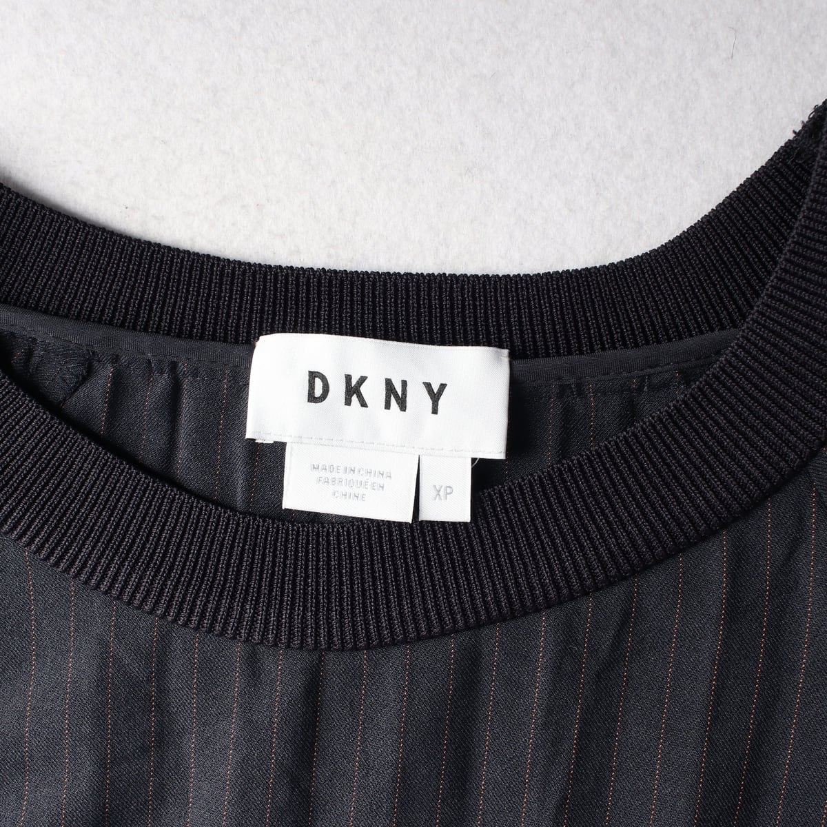디케이엔와이 DKNY 플리츠 핀스트라이프 크루넥 반팔 티셔츠 상세 이미지 3