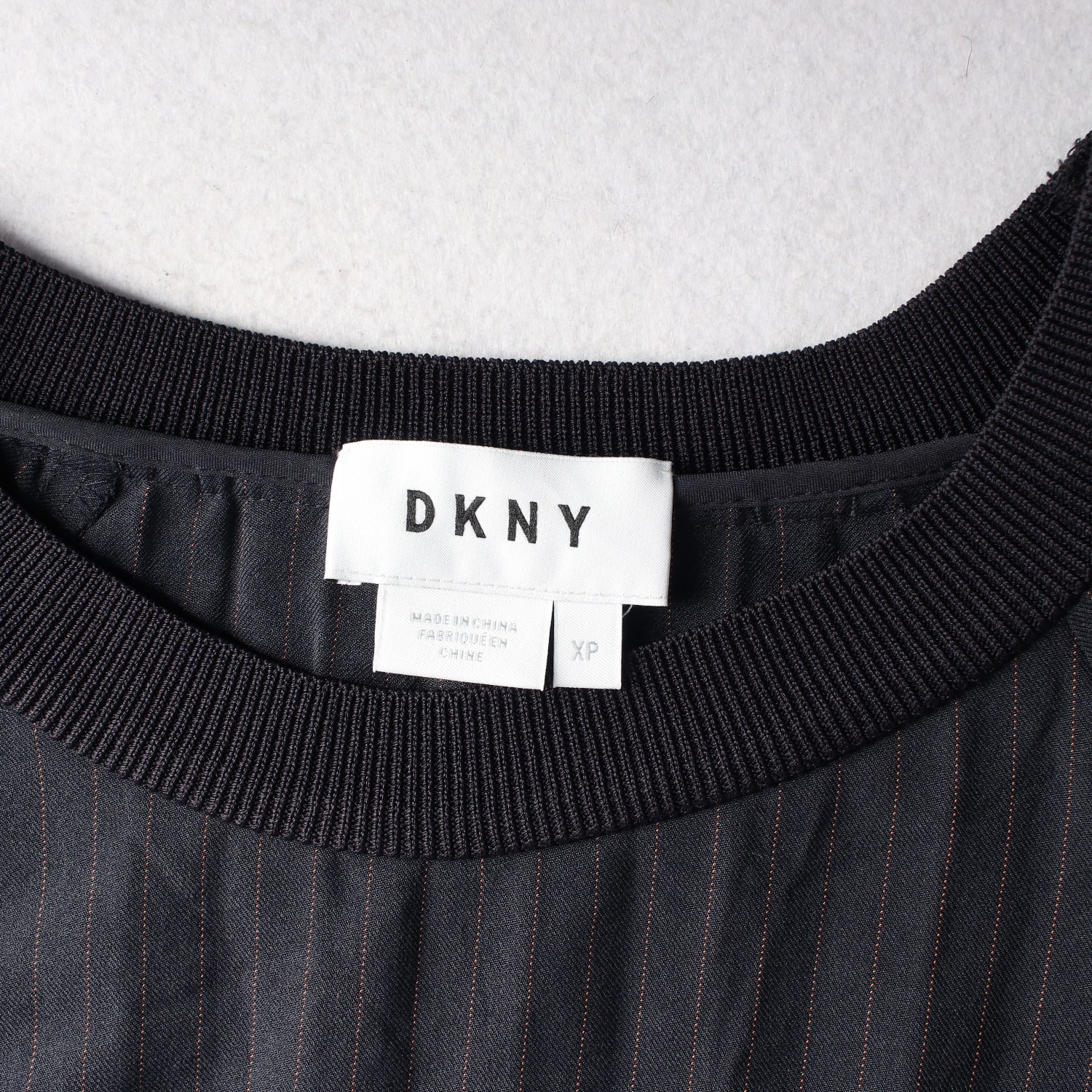 디케이엔와이 DKNY 플리츠 핀스트라이프 크루넥 반팔 티셔츠 이미지 3