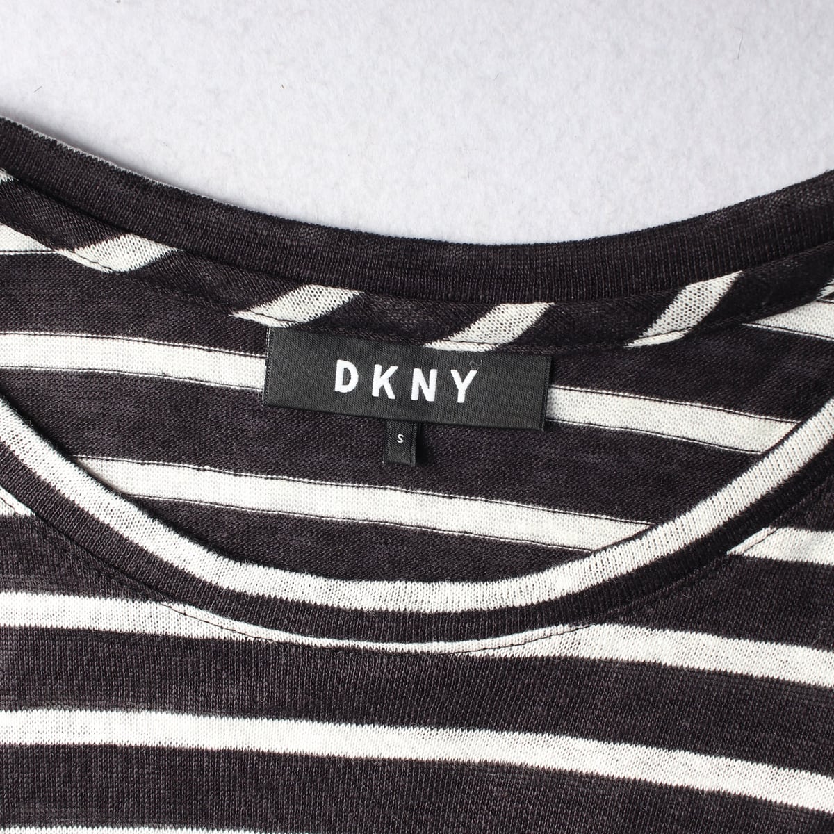 디케이엔와이 DKNY 린넨 100% 스트라이프 패턴 반팔 티셔츠 상세 이미지 3