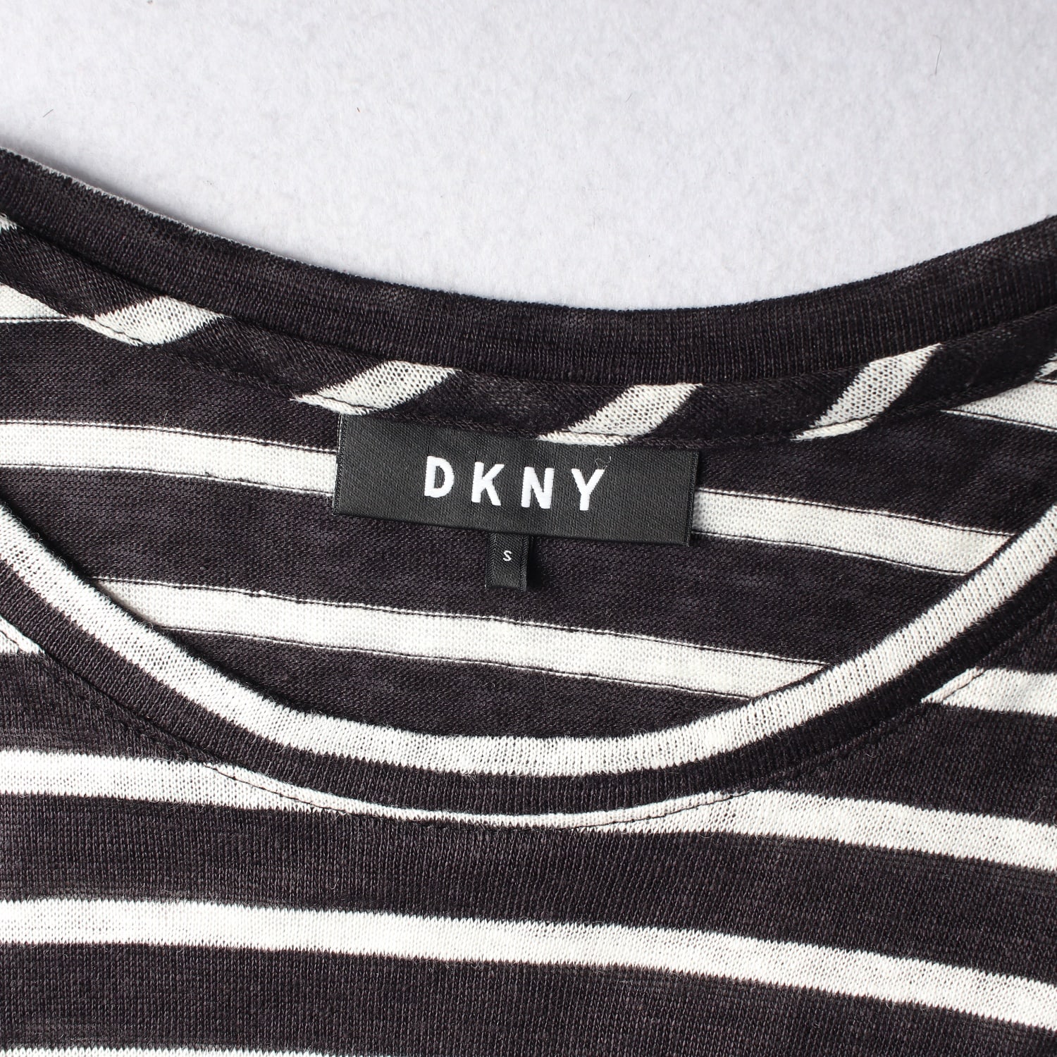 디케이엔와이 DKNY 린넨 100% 스트라이프 패턴 반팔 티셔츠 이미지 3