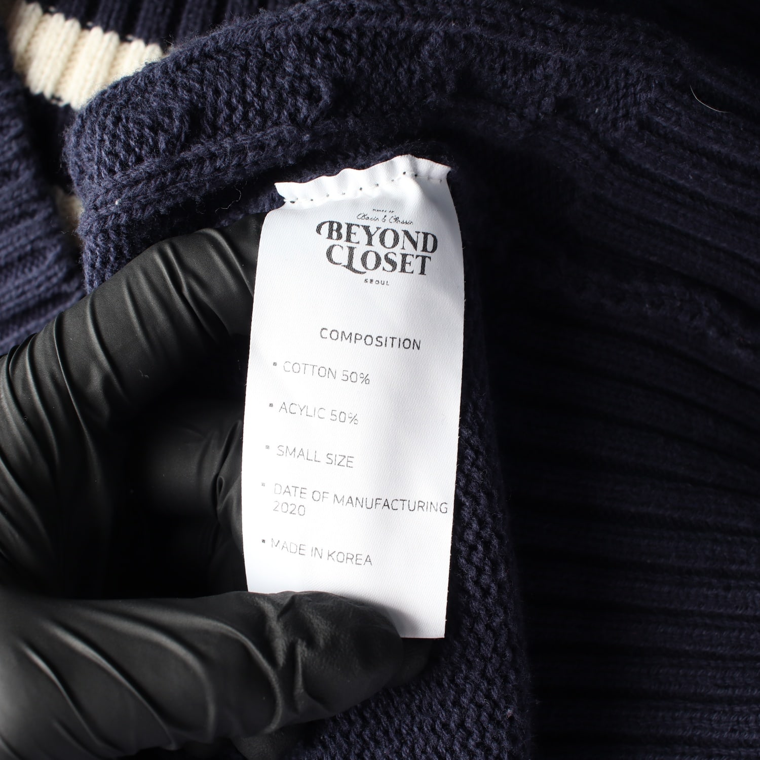 비욘드클로젯 패러디 로고 케이블 니트 베스트 네이비 이미지 4