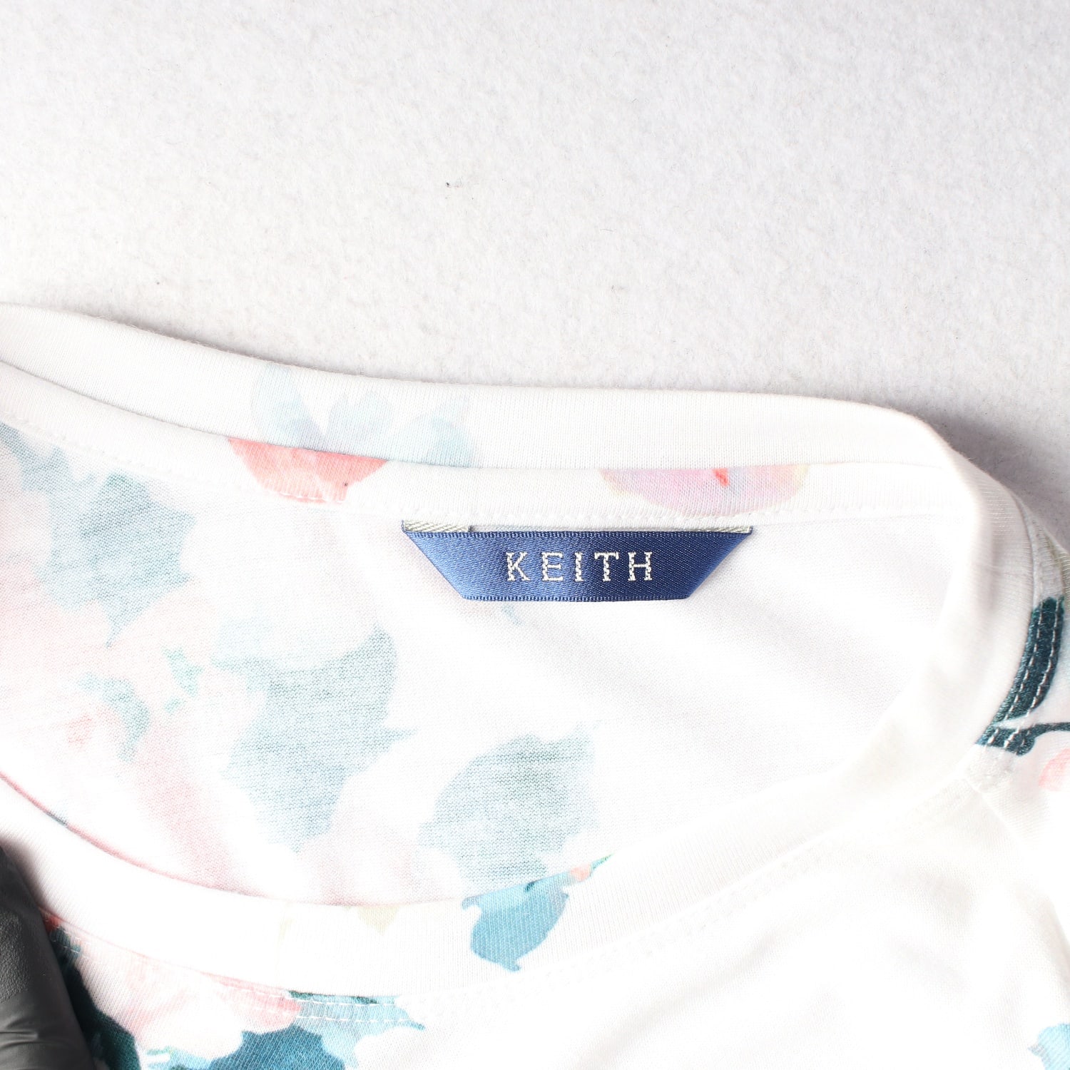 키이스 플로럴 패턴 로고 프린트 크루넥 반팔 티셔츠 이미지 3