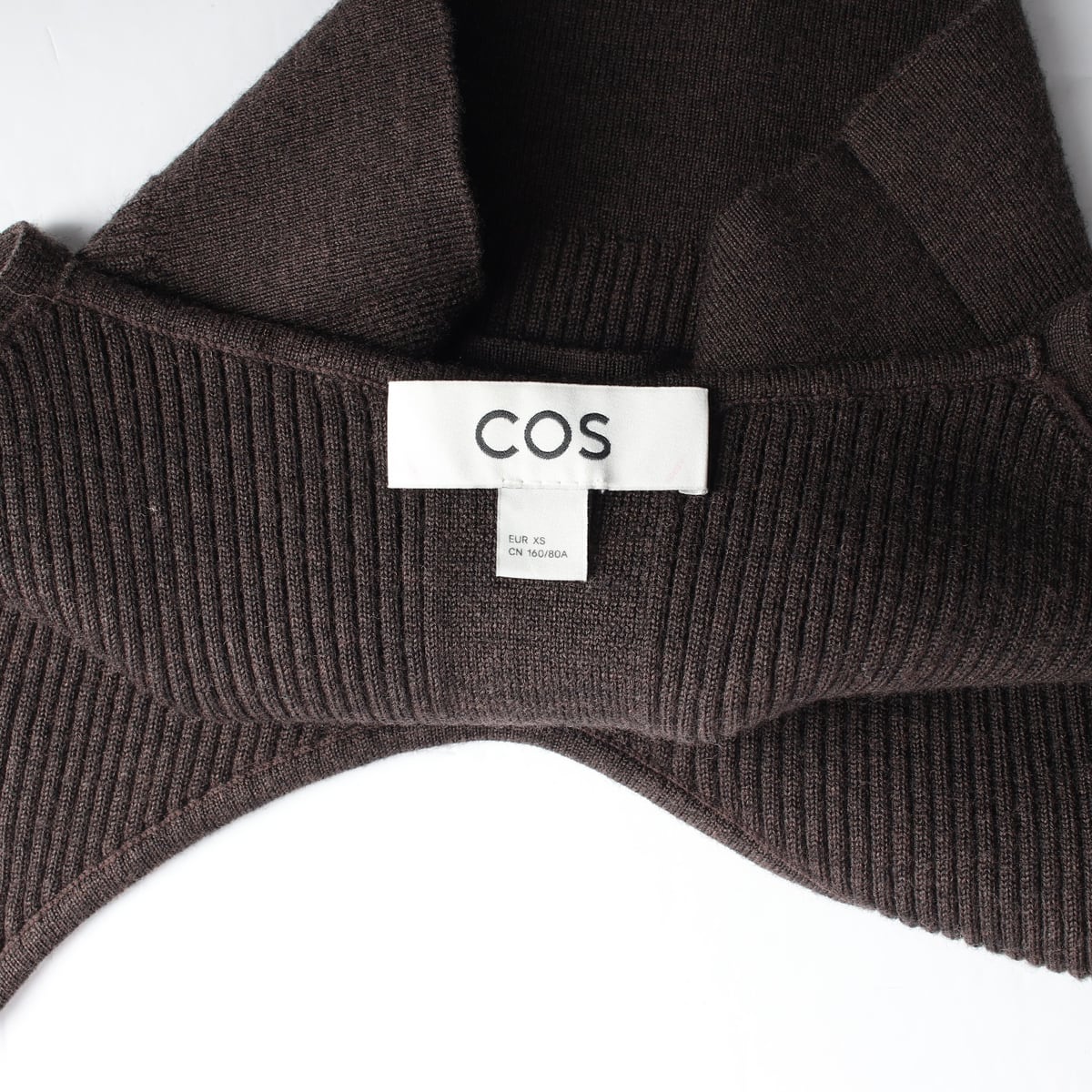 코스 22FW 울 블렌드 골지 슬리브리스 니트 탑 브라운 상세 이미지 3