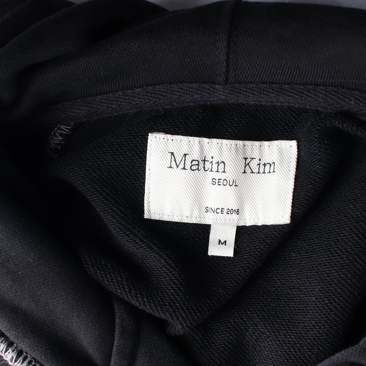 마뗑킴 24FW 라글란 지퍼 디테일 자수 로고 후드집업 상세 이미지 3