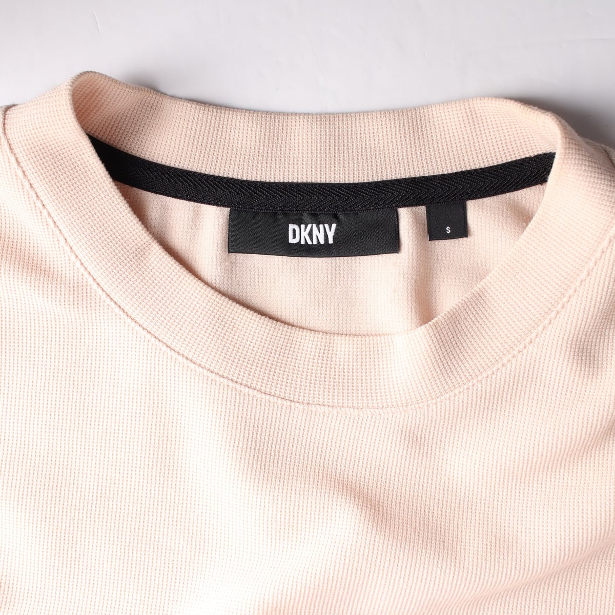 디케이엔와이 DKNY 23SS 크루넥 반팔 티셔츠 상세 이미지 3