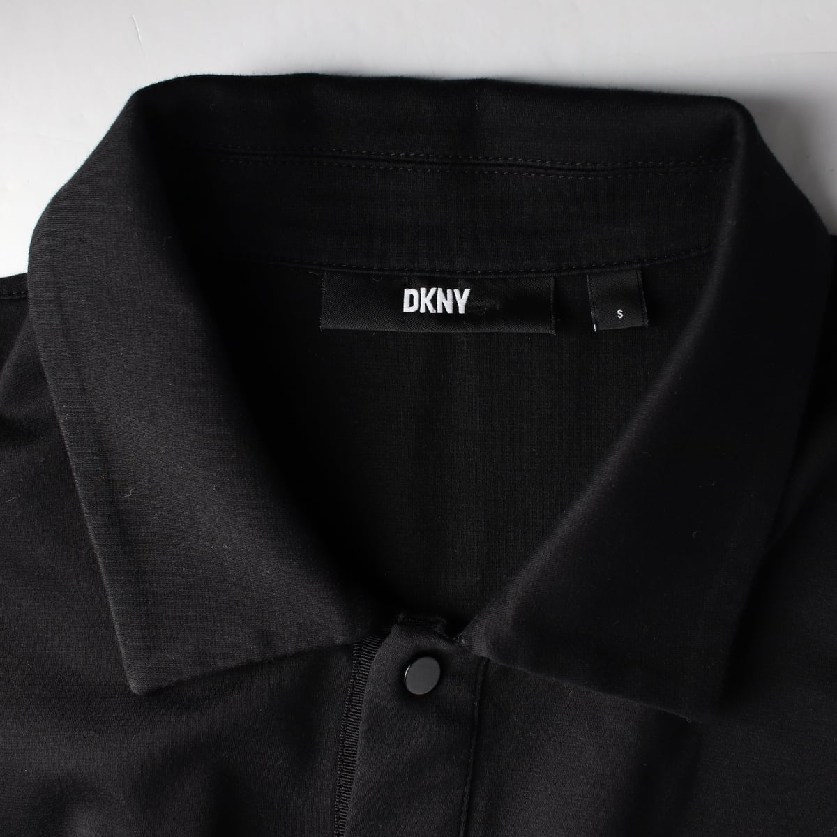 디케이엔와이 DKNY 23SS 베이직 코튼 카라 반팔 티셔츠 블랙 상세 이미지 3