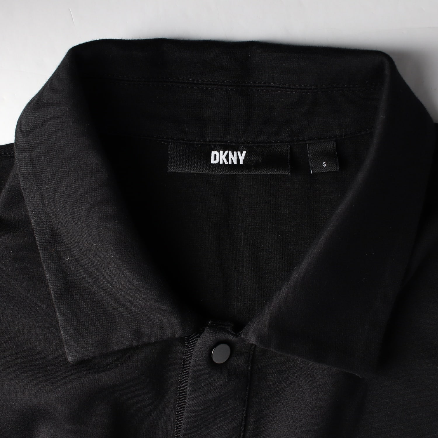 디케이엔와이 DKNY 23SS 베이직 코튼 카라 반팔 티셔츠 블랙 이미지 3