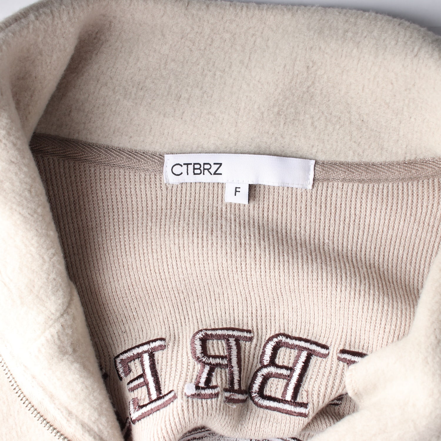 시티브리즈 23FW 백로고 자수 하프집업 크롭 플리스 이미지 3
