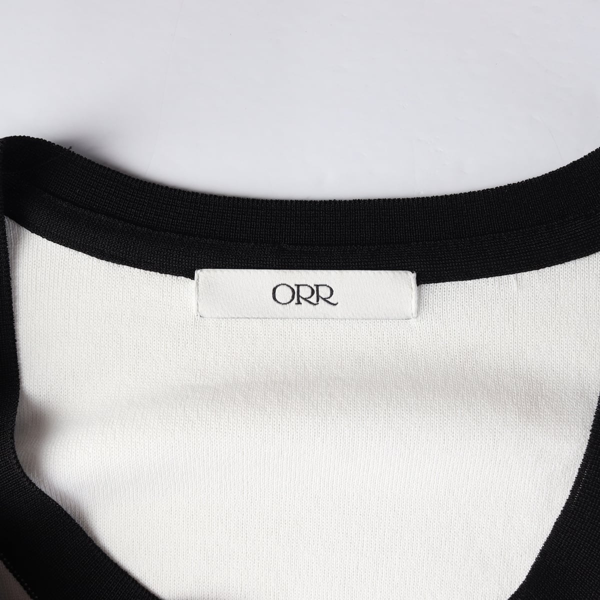 오르 ORR 22SS 배색 라인 U넥 커브드 슬리브 골드 버튼 가디건 상세 이미지 3
