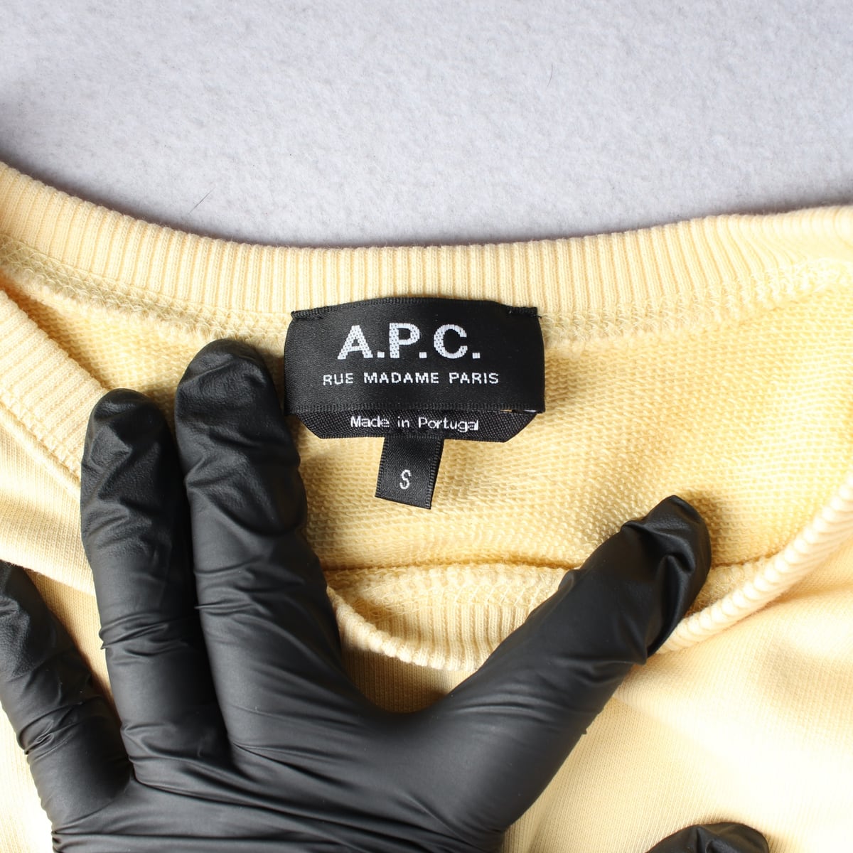 아페쎄 APC 21SS 미니 로고 크루넥 면 맨투맨 스웨트셔츠 라이트옐로우 상세 이미지 3