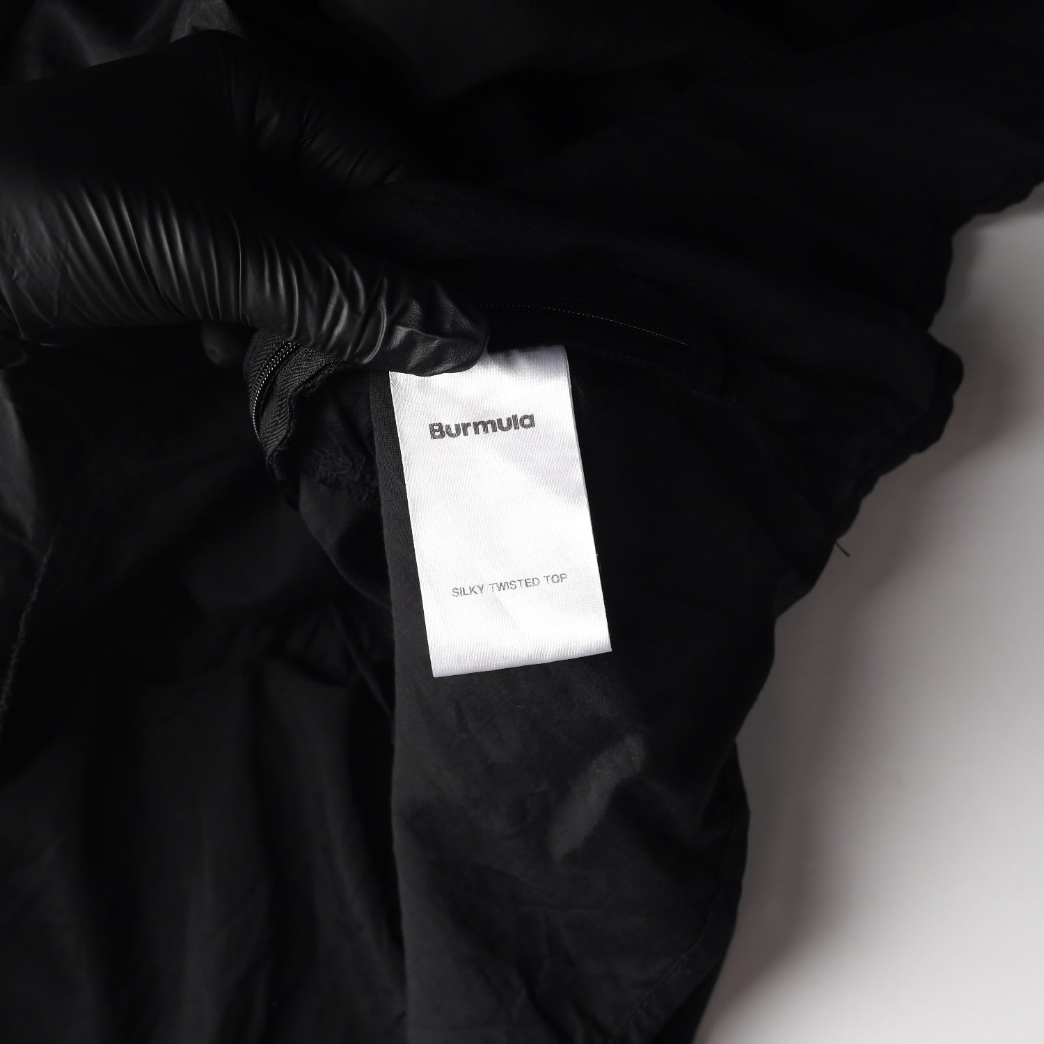 버뮬라 23SS SILKY TWISTED TOP 실키 트위스트 슬리브리스 이미지 4