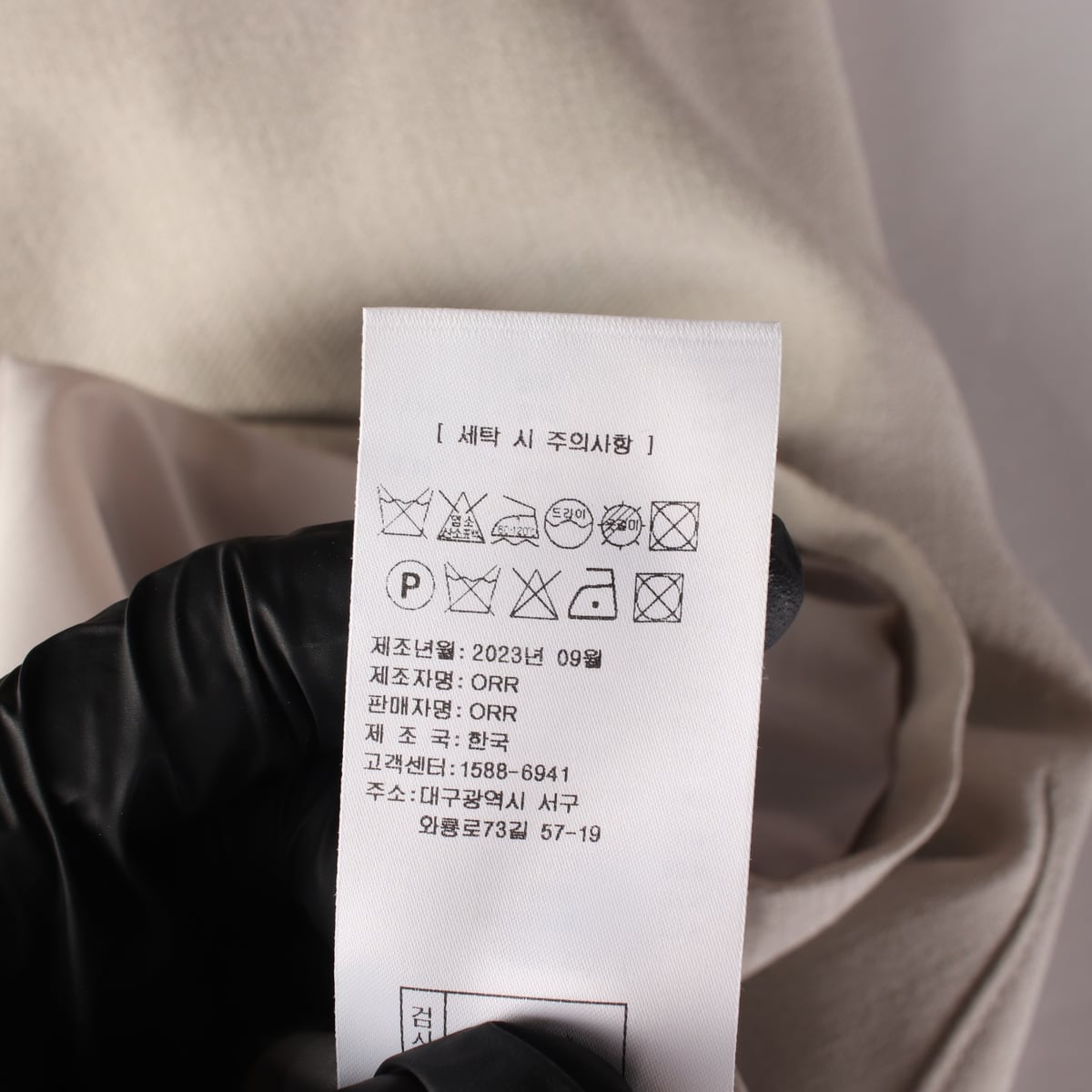 오르 ORR 23FW 라운드넥 백지퍼 슬림핏 블라우스 상세 이미지 5