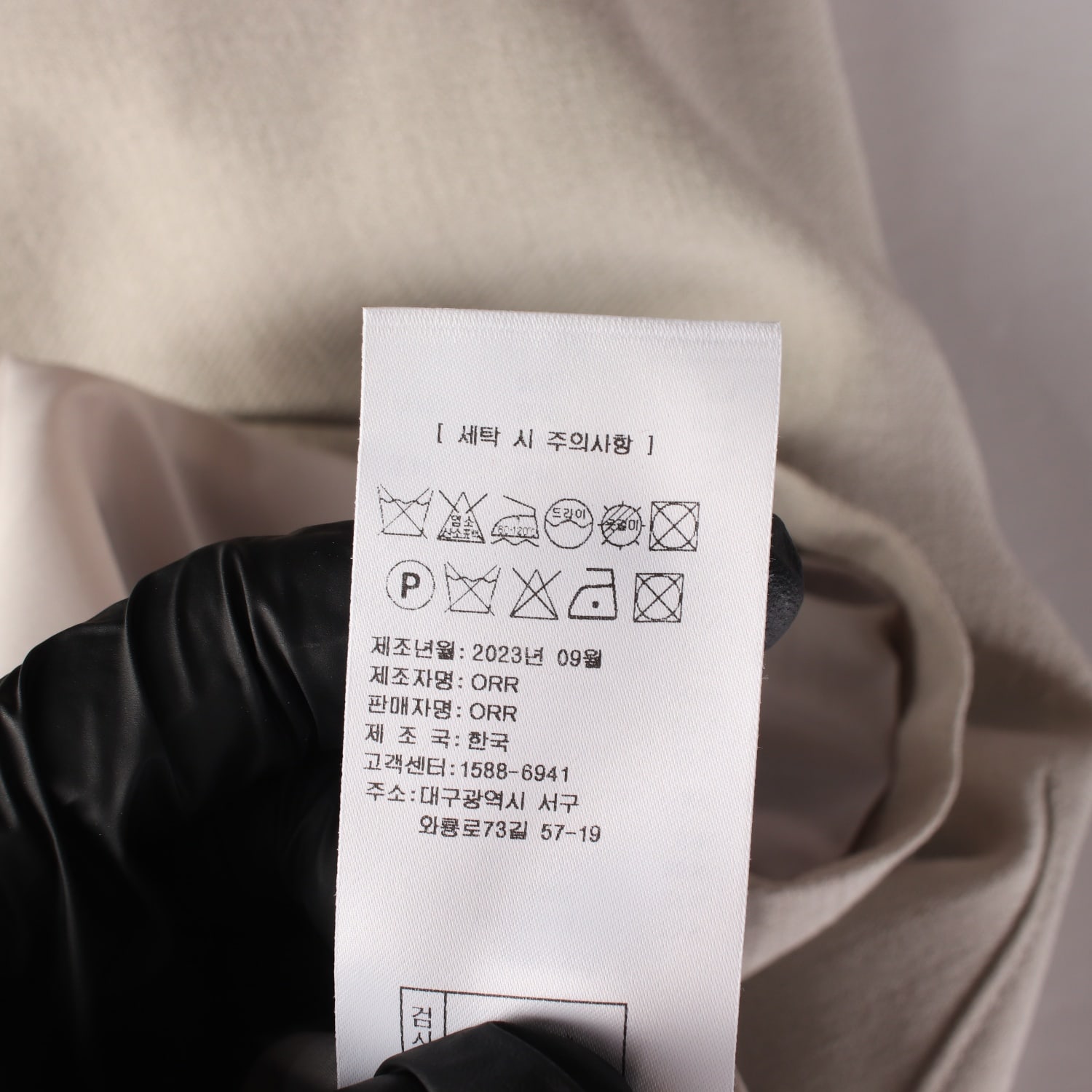 오르 ORR 23FW 라운드넥 백지퍼 슬림핏 블라우스 이미지 5