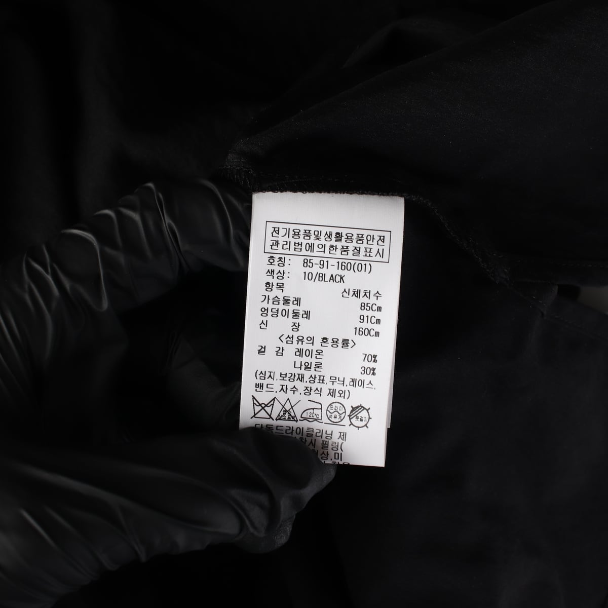 루에브르 26SS 드레이프 슬리브리스 블라우스 블랙 상세 이미지 4