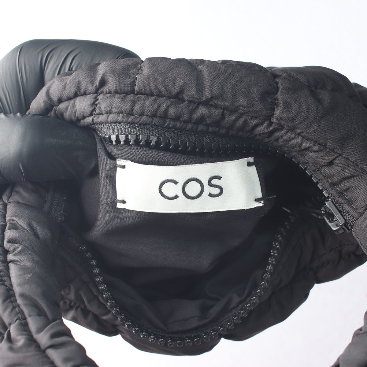 코스 23FW 퀼티드 코스 퀼티드 마이크로백 상세 이미지 9