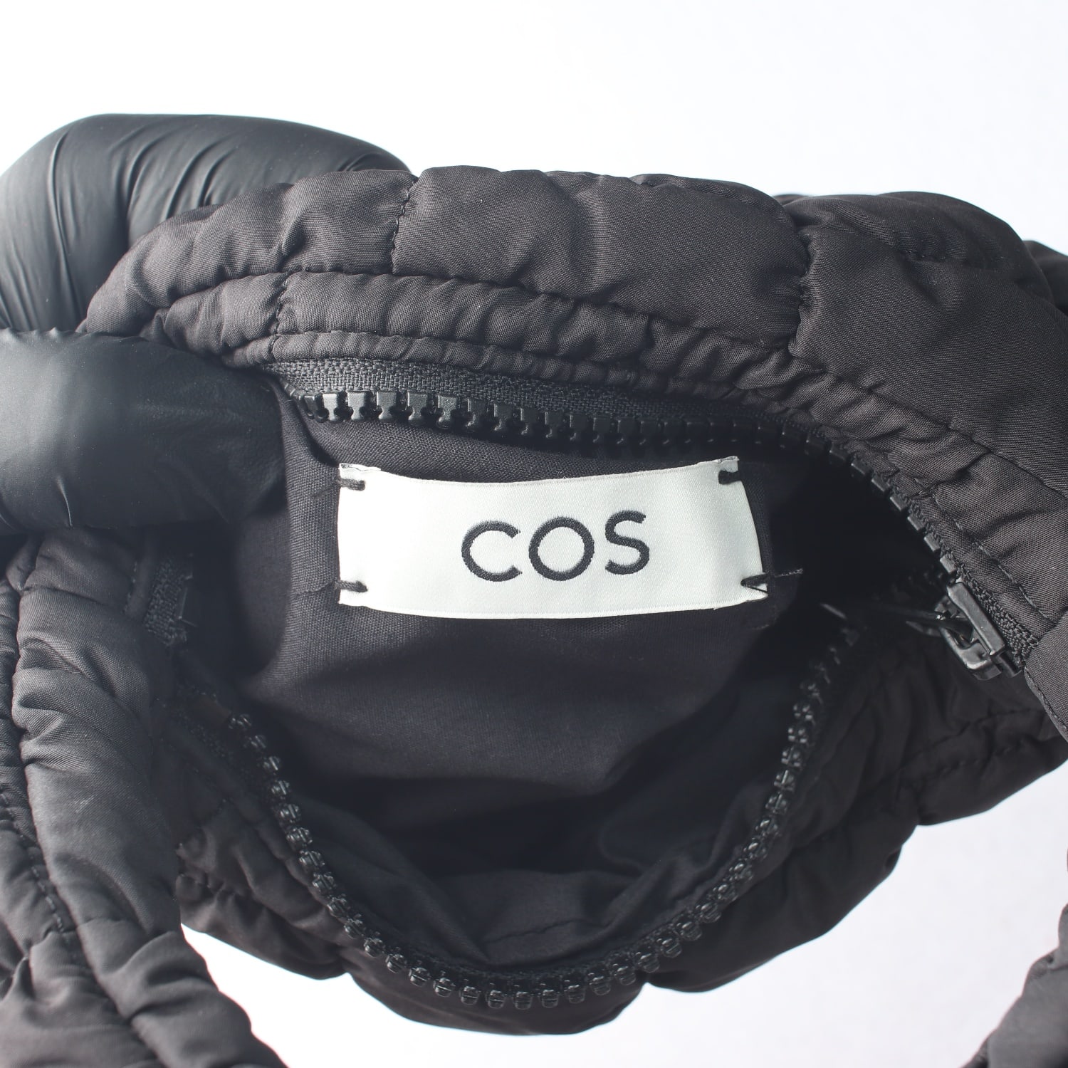 코스 23FW 퀼티드 코스 퀼티드 마이크로백 이미지 9