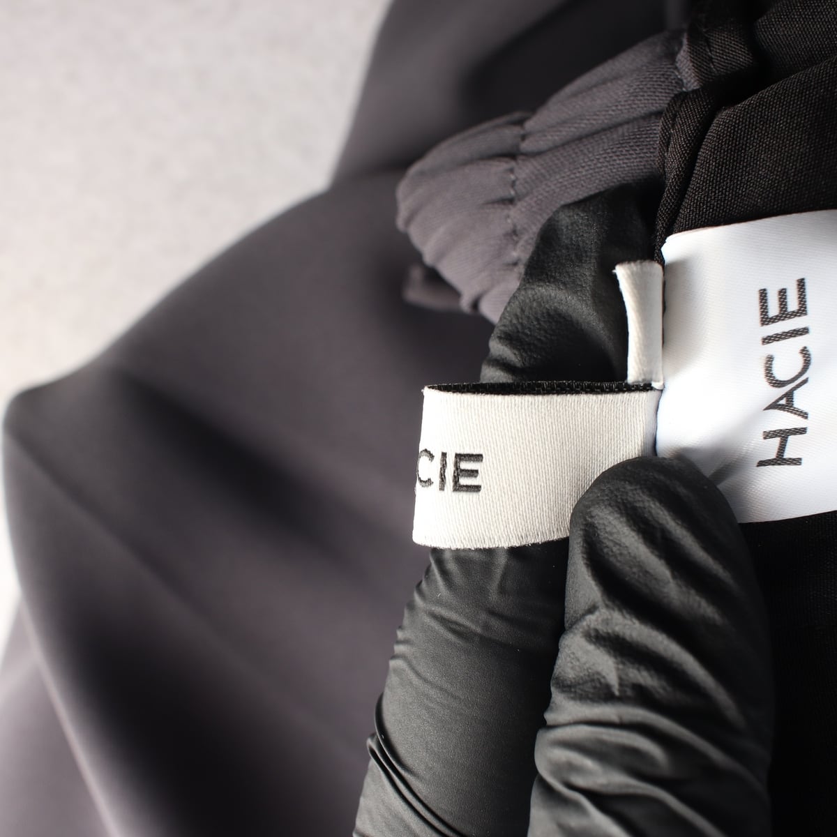 하시에 HACIE 핀턱 밴딩 스트링 와이드 슬랙스 트라우저 팬츠 상세 이미지 4