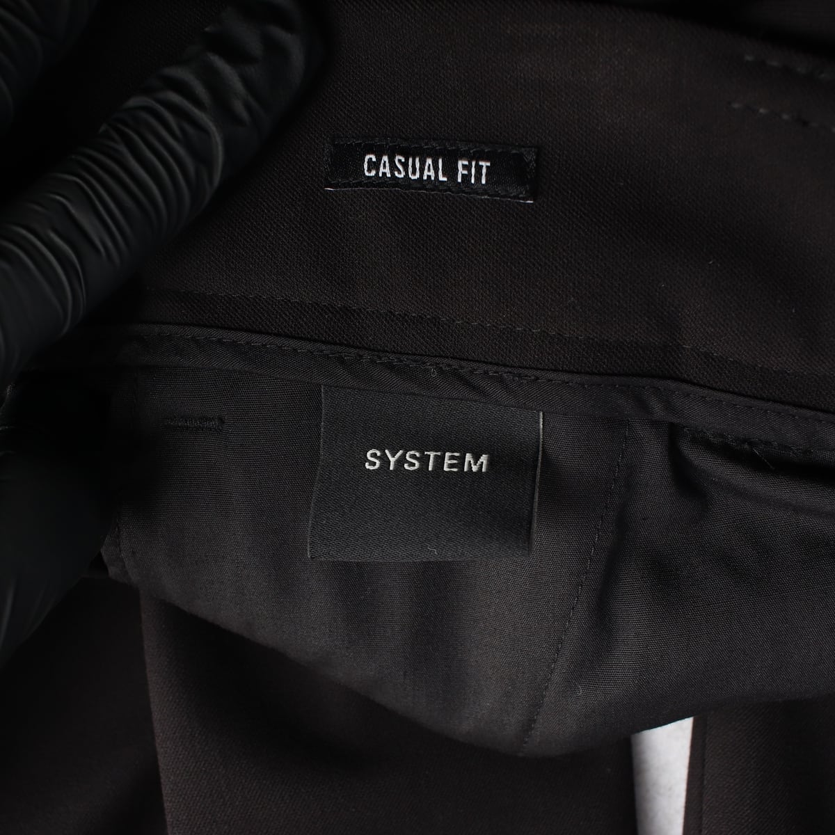 시스템 옴므 22FW 턱 디테일 백밴딩 테이퍼드핏 슬랙스 팬츠 블랙 상세 이미지 3