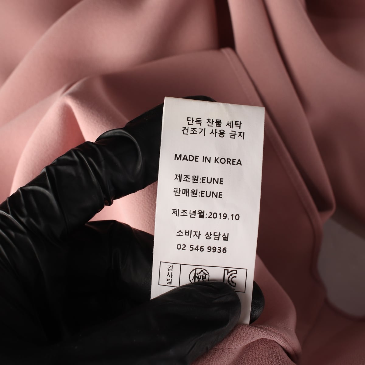으네 백 버튼 슬릿 라운드넥 블라우스 상세 이미지 5