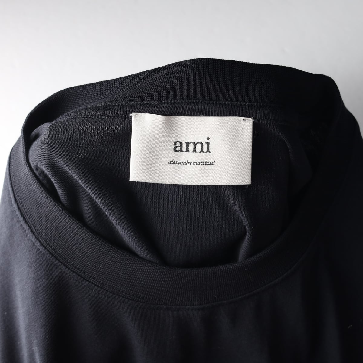 아미 ami 24SS 스몰 하트 로고 자수 코튼 반팔 티셔츠 상세 이미지 3